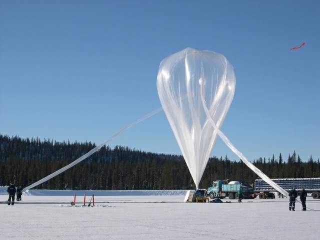 Gonflage d&#039;un ballon stratosphérique ouvert à Kiruna. Crédits : CNES/N. Journo