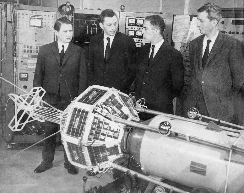 Intégration du satellite français FR-1 lancé le 6 décembre 1965. Crédits : NASA