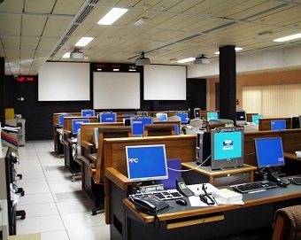 Salle de contrôle CADMOS à Toulouse. Crédits : CNES.