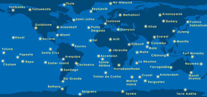 Réseau de stations émettrices DORIS à travers le monde. Crédits : AVISO.