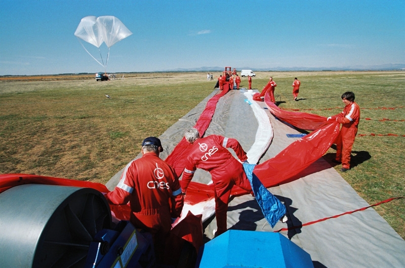 Dépliage d&#039;un ballon stratosphérique. Crédits : CNES/C.BARDOU,1998
