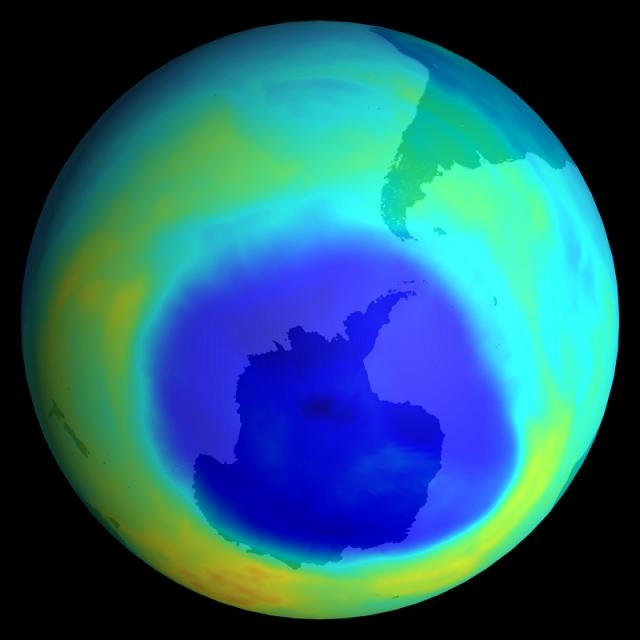 Trou d&#039;ozone au pôle sud de la Terre (en bleu). Crédits : Ciel &amp; Espace.