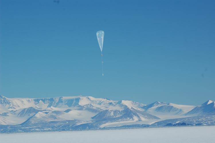 Lâcher du dernier ballon stratosphérique surpressurisé lors de la campagne Vorcore à McMurdo. Crédits : CNES/P. Cocquerez.