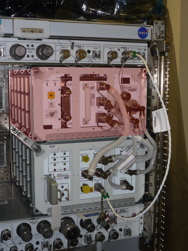 Le mini-laboratoire Déclic a été placé dans un rack Express. Crédits : NASA.