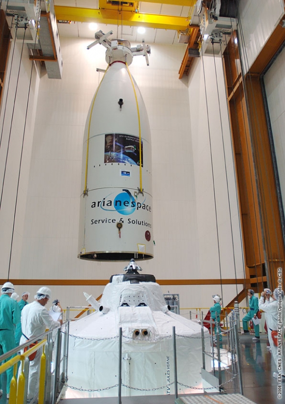 Mise en place de la coiffe au sommet du lanceur le 25 février dernier. Crédits : ESA/CNES/Arianespace/Service optique du CSG