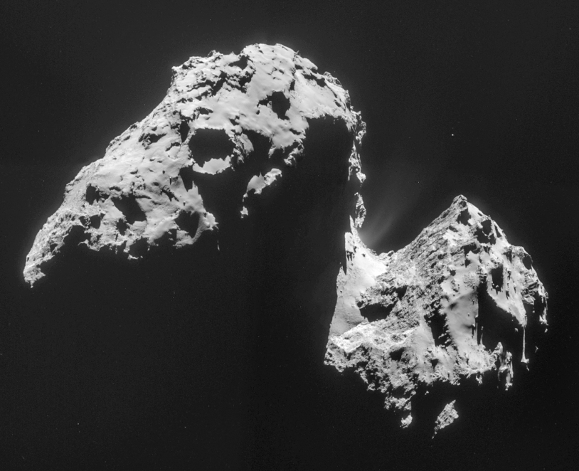 Portrait du noyau de la comète 67P pris le 17 novembre 2014 à près de 42 km de distance par la caméra de navigation de Rosetta ; la résolution est de 3,6 m/pixel. Crédits : ESA/Rosetta/NavCam – CC BY-SA IGO 3.0.