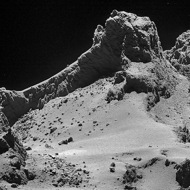 Ce gros plan sur une portion du petit lobe du noyau de 67P a été pris par la caméra OSIRIS-NAC de Rosetta le 14 octobre 2014 à l’altitude de 8 km ; résolution 15 cm/pixel. Crédits : ESA/Rosetta/MPS for OSIRIS Team MPS/UPD/LAM/IAA/SSO/INTA/UPM/...